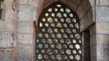 Qutub minar kompleksindeki pencere detaylarını aşağı eğ