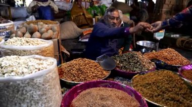 Old Delhi 'deki baharat pazarında badem satan bir satıcı.
