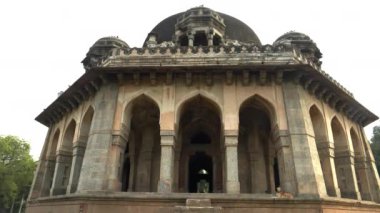 Delhi 'de Muhammed Şah' ın mezarının merdivenlerinde yatan köpek.