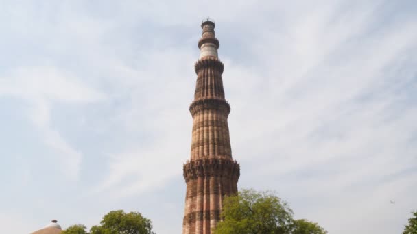Clip inclinable vers le bas 4K 60p de la tour de minar de baignoire en Inde — Video