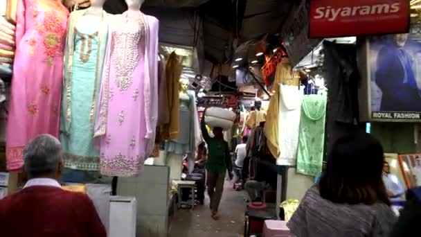 Gimbal-Clip läuft an Geschäften vorbei, die Saris in altem delhi verkaufen — Stockvideo