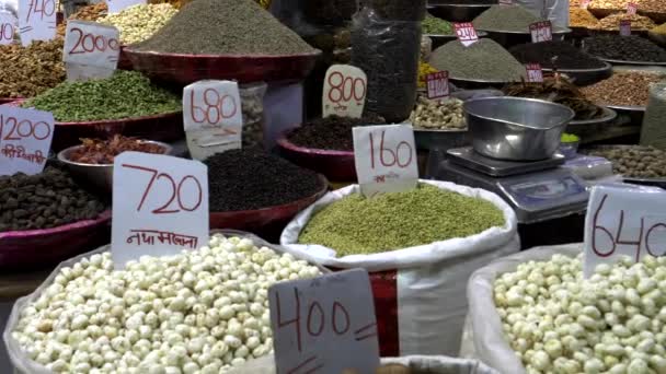 Panna med torkad frukt och torkade nötter som visas på kryddmarknaden i gamla delhi — Stockvideo