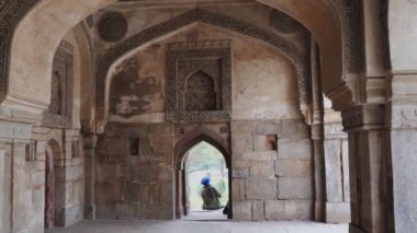 Delhi 'de Barbara Gumbad' ın vitrininde oturan sih bir adamın iç görünüşü- 4K 60p