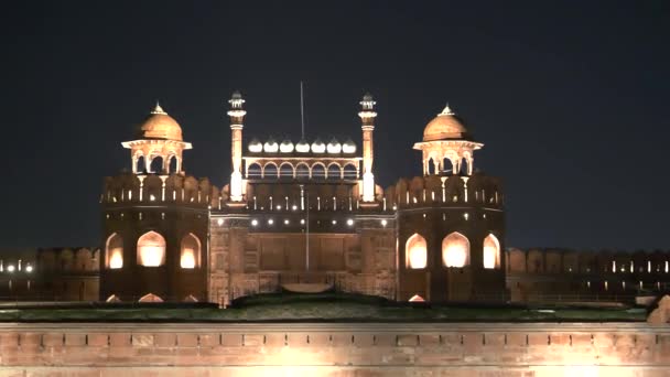 Tiro da noite do fort vermelho no distrito velho de delhi de delhi, Índia — Vídeo de Stock