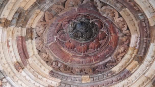 デリーのクトゥブ・ミナール・コンプレックスの廃墟の天井装飾- 4K 60p — ストック動画