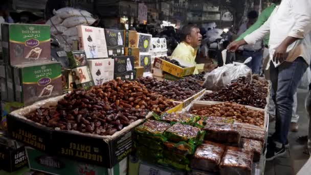 Datum prodejce sloužící zákazníkovi na trhu s kořením ve starém Dillí, Indie — Stock video