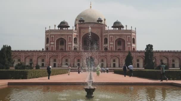 DELHI, INDIA - 12 DE MARZO DE 2019: Cierre el clip de cámara lenta de una fuente en la tumba de humayuns en Delhi — Vídeos de Stock