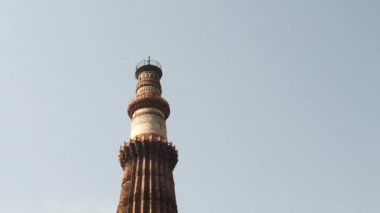 DELHI, INDIA - 12 Mart 2019: Delhi, Hindistan 'daki qutub minar kulesinin yakın çekim