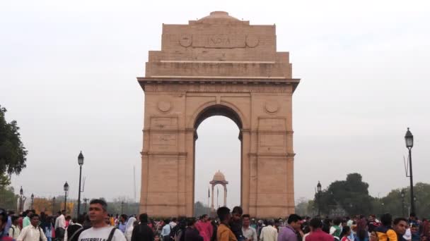 DELHI, INDIEN - 13. MÄRZ 2019: Nachmittagsaufnahme des indischen Tores mit Besuchermassen in neuem delhi-4K 60p — Stockvideo
