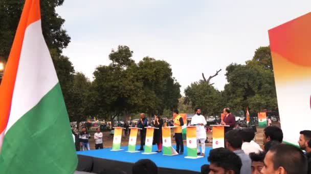 DELHI, INDIEN - 13. MÄRZ 2019: Kandidaten bereiten sich auf Wahldebatte in Indien vor — Stockvideo