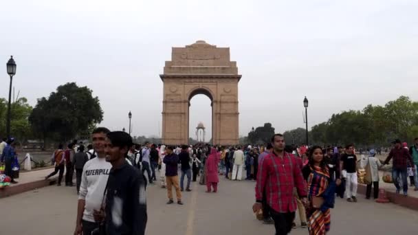 DELHI, INDIA - 13 MARZO 2019: clip gimbal grandangolare che cammina verso il cancello dell'India a New Delhi — Video Stock