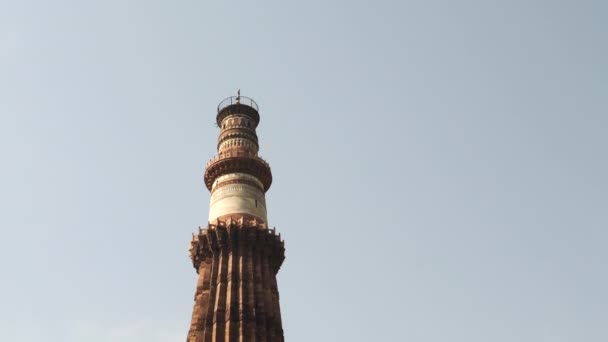 德尔希，印度- 2019年3月12日：印度德尔希（delhi）Qutub Minar塔的关闭倾斜拍摄 — 图库视频影像