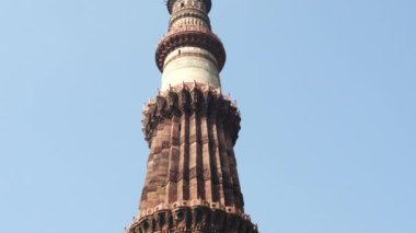 DELHI, INDIA - 12 Mart 2019: Yeni Delhi, Hindistan 'daki Qutub minar kulesinin vidyosunu eğ