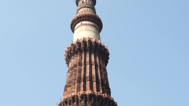 DELHI, INDIA - 12 Μαρτίου 2019: κλίση προς τα κάτω κλιπ του πύργου minar qutub στο νέο Δελχί, Ινδία — Αρχείο Βίντεο