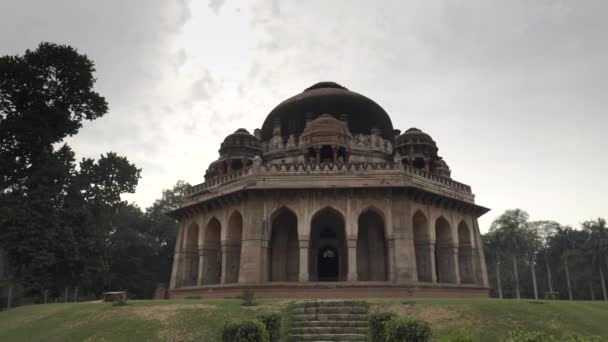 Zon achter graf van mohammad sjah in Delhi, India — Stockvideo