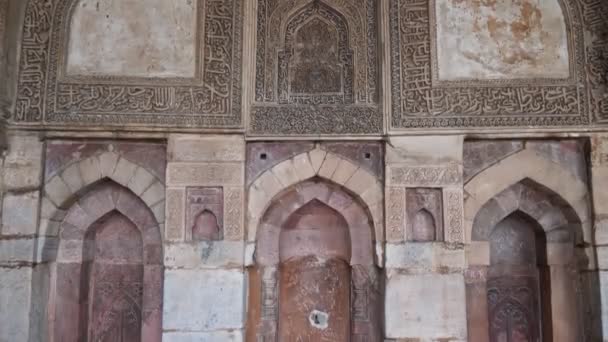 Tilt up of the interior of bara gumbad at lodi gardens in delhi - 4K 60p — Stock Video