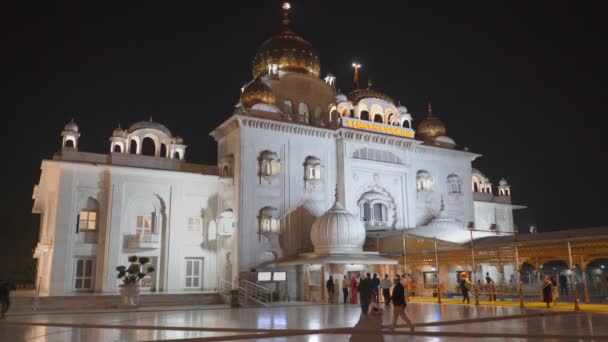 DELHI, INDIA - 13 maart 2019: nachtzicht op de voorkant van gurudwara bangla sahib in new delhi — Stockvideo