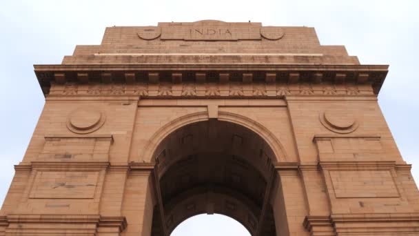 Lage hoek close-up van india poort in nieuwe delhi- 4K 60p — Stockvideo