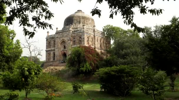 Zooma in på shish gumbad på lodi trädgårdar i Delhi, Indien — Stockvideo