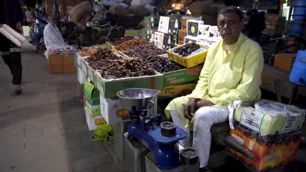 DELHI, INDIA - MARCH 12, 2019: vendor selling dried fruit at a spice market in old delhi, india — Stock Video