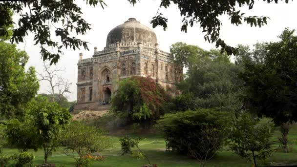 Ráközelítek Shish Gumbadra az új Delhi-i Lodi Gardensben. — Stock videók