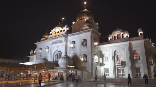 DELHI, INDIA - 13 Μαρτίου 2019: Νυχτερινή άποψη της μπροστινής δεξιάς πλευράς του ναού Gurudwara bangla sahib στο Δελχί — Αρχείο Βίντεο
