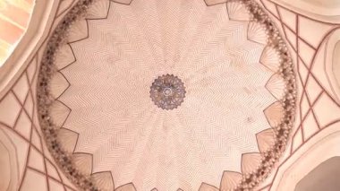 Delhi, Indiana 'daki Humayuns mezarının tavanına zum yap. 4K 60 peni.