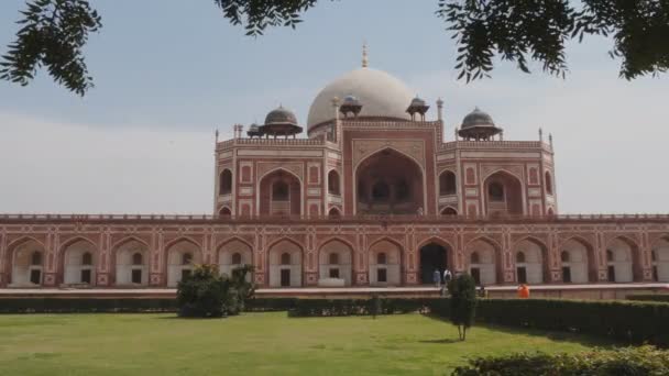 DELHI, INDIA - 12 DE MARZO DE 2019: vista frontal de la tumba de humayuns en Nueva Delhi - 4K 60p — Vídeos de Stock