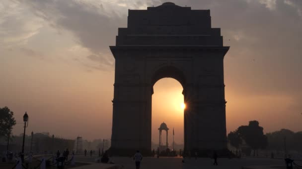 Cerca de la salida del sol toma de sol detrás de la puerta de la India en Nueva Delhi — Vídeo de stock