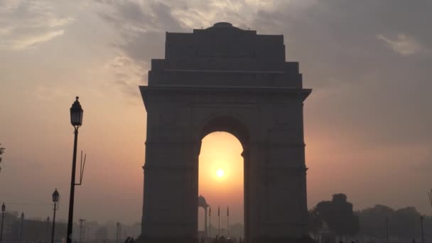 Zoom en la toma del sol y la puerta de la India al amanecer en Nueva Delhi — Vídeo de stock