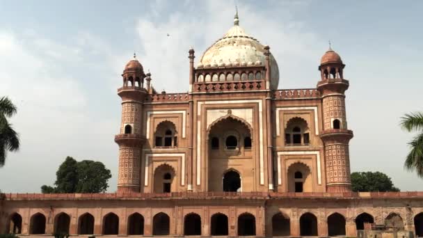 Tiro panorámico de la parte delantera de la tumba safdarjungs en Delhi — Vídeos de Stock