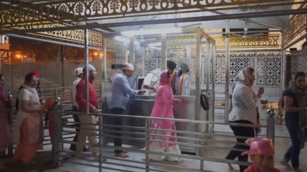 DELHI, INDIA - 13 maart 2019: toegewijden bij gurudwara bangla sahib verzamelen karah parshad zoet in delhi — Stockvideo