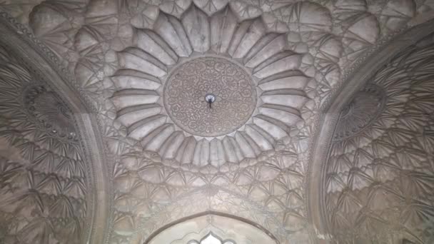 DELHI, INDIA - MARCH 14, 2019: zoom in on the ceiling and arches of safdarjungs tomb in delhi — Stock Video