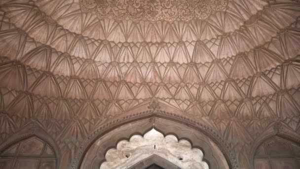 DELHI, INDIA - MARCH 14, 2019: tilt up shot of the ceiling inside safdarjungs tomb in new delhi — Stock Video