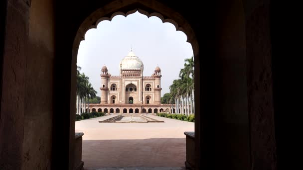 Acercar la tumba de safdarjungs enmarcada por un arco en Delhi — Vídeos de Stock