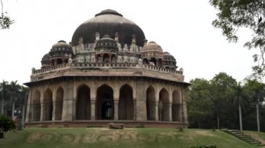 Delhi, Hindistan 'da Muhammed Şah' ın mezarına doğru yürürken çok eksenli vibratör atışı.
