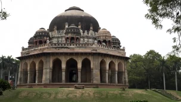 Cartucho multieje caminando hacia la tumba de muhammad shah en Delhi, India — Vídeos de Stock