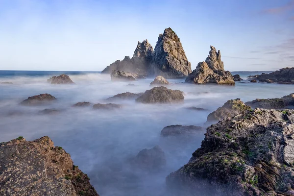 Largo tiro de exposición de roca de camello en bermagui en una tarde de primavera — Foto de Stock