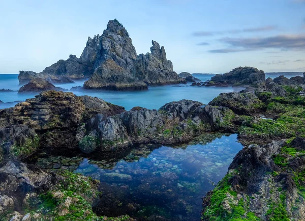 Piscina de marea y roca de camello en bermagui durante una tarde de primavera — Foto de Stock