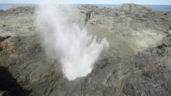 Tiro largo de uma onda em kiama blowhole — Fotografia de Stock