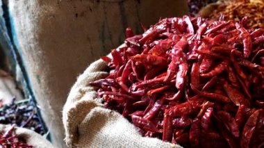 Delhi 'deki baharat pazarında bir torba kurutulmuş biber.