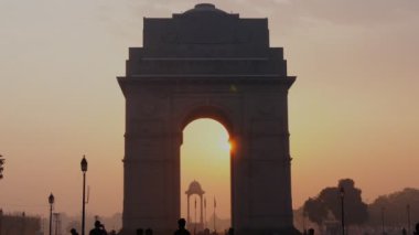 Sunrise 'da Hindistan Kapısı ve New Delhi' de güneş merceği patlaması. 4K 60p.