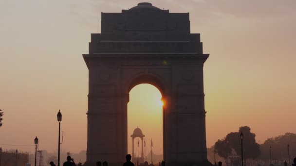 Sunrise 'da Hindistan Kapısı ve New Delhi' de güneş merceği patlaması. 4K 60p. — Stok video
