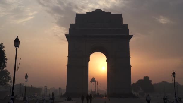 Weitschuss von india gate bei sonnenaufgang in new delhi — Stockvideo