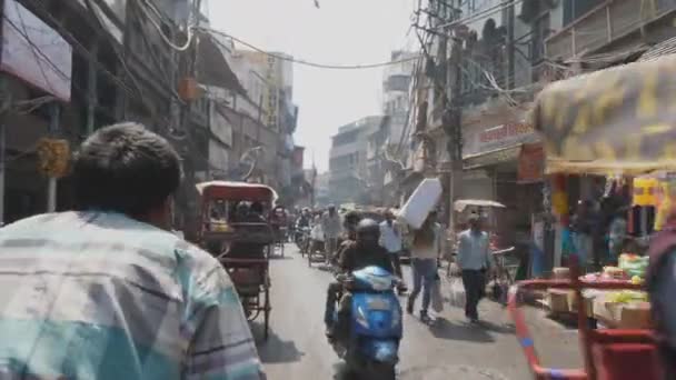 DELHI, INDIA - 14 mars 2019: pov shot of a rickshaw ride to the spice market at chandni chowk in old delhi — Stockvideo