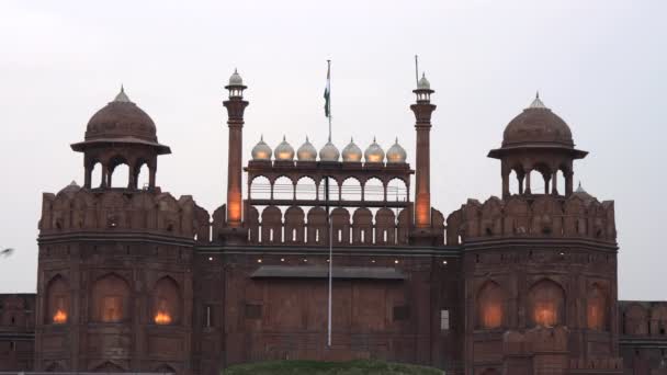 Primer plano del fuerte rojo al atardecer en el viejo Delhi — Vídeos de Stock