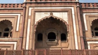 DELHI, Hindistan - 14 Mart 2019: Delhi 'deki Safdarjungs türbesinin ön cephesine yakın çekim