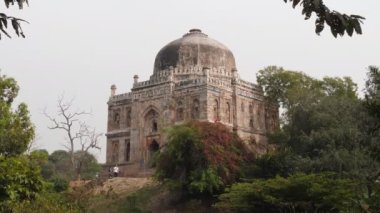Delhi 'deki Lodhi Bahçeleri' ndeki Şiş Gumbad mezarındaki turistler... 4K 60p