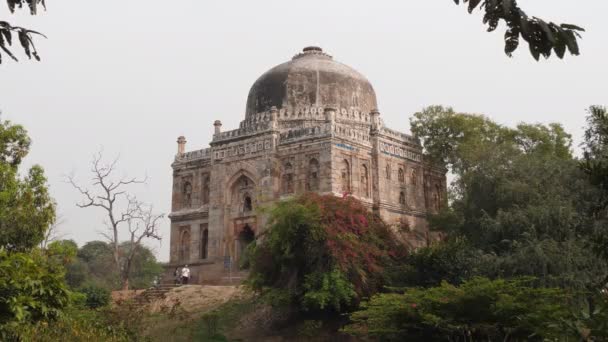 Turistas no túmulo de shish gumbad em lodhi jardins em delhi- 4K 60p — Vídeo de Stock