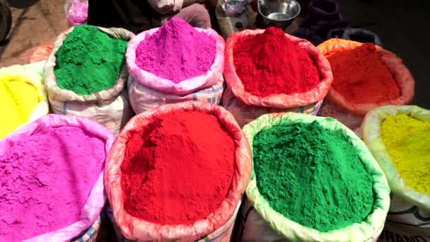 Μεγέθυνση σε ζωηρά χρωματιστές σακούλες με σκόνη holi στην αγορά μπαχαρικών στο παλιό Δελχί — Αρχείο Βίντεο